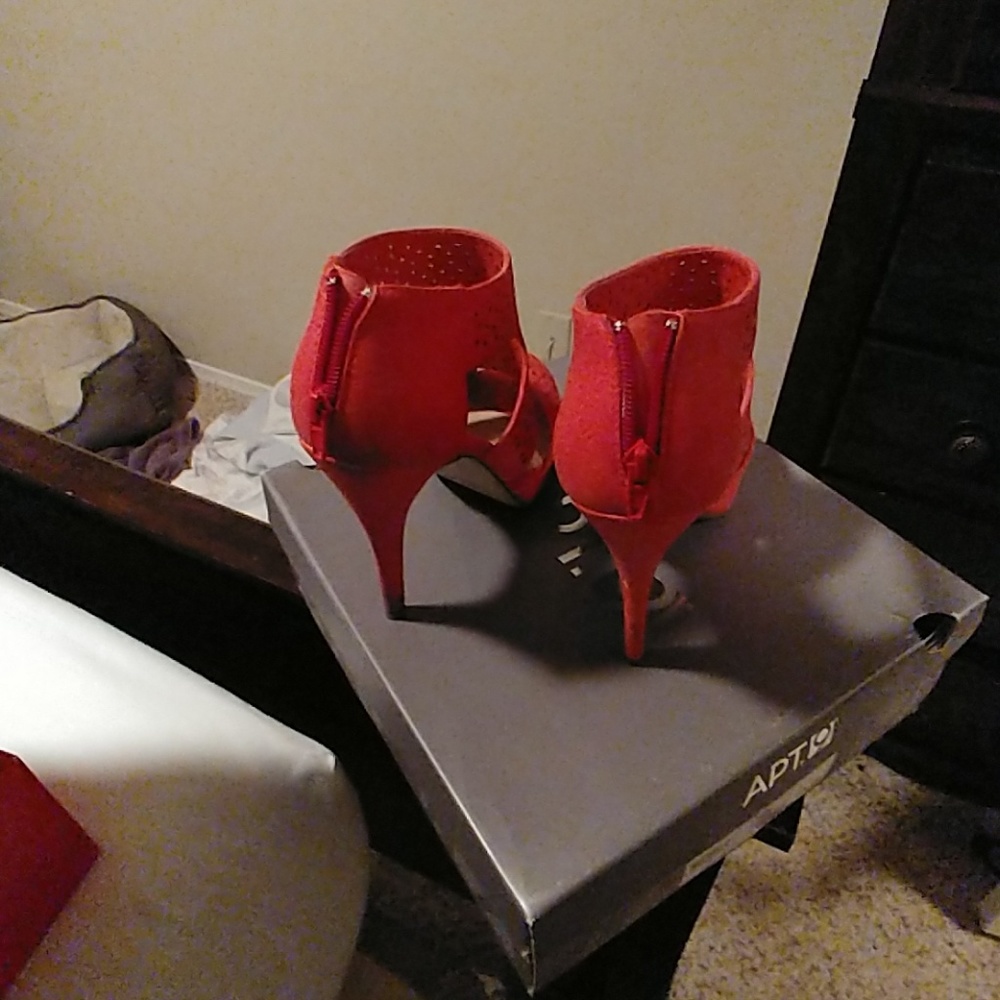 High Heels - Picture 3 of 4